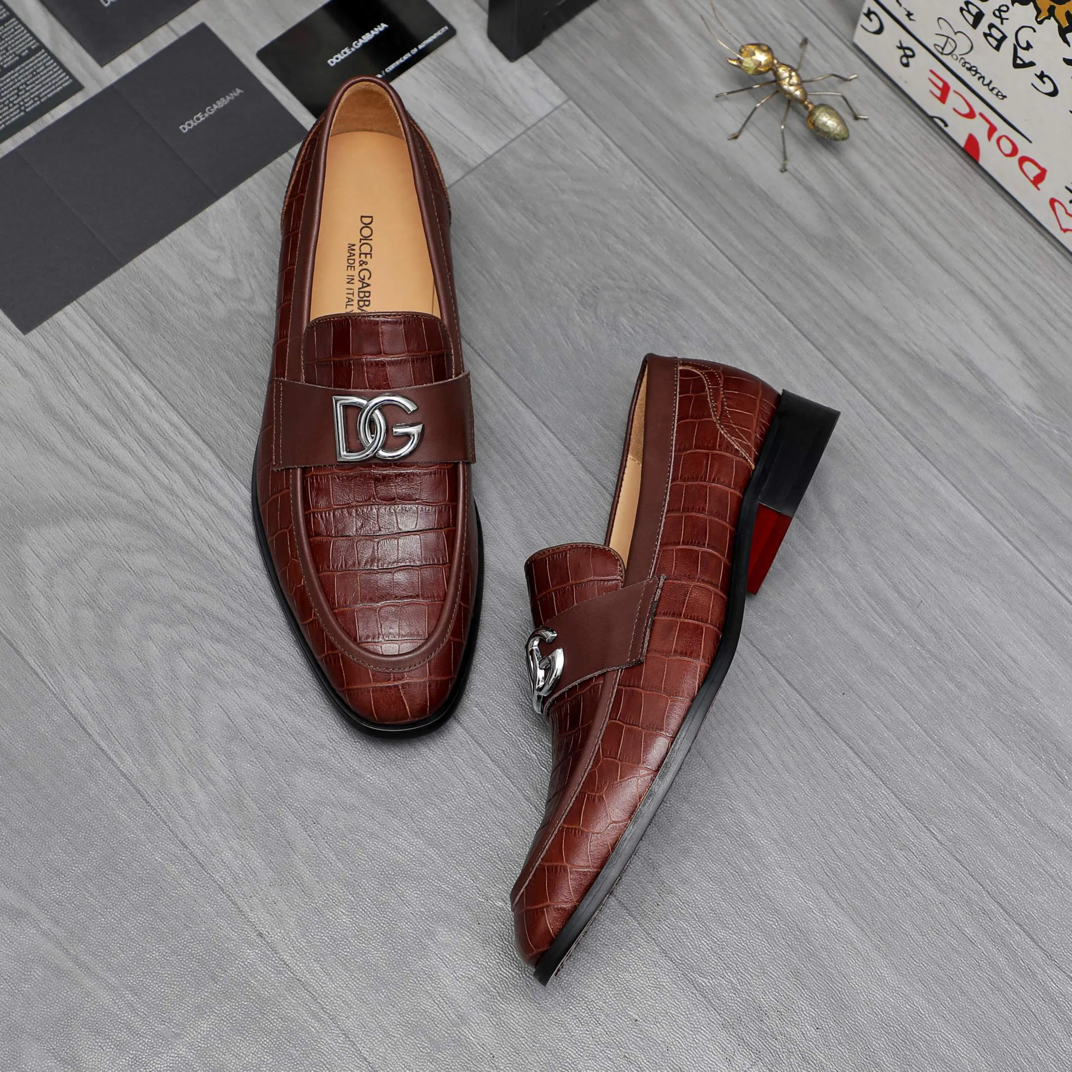 Men's shoes 💰500 Product trademark: DG (Dolce & Gabbana) business casual leather shoes Regular size: 38-45 (45 is custom-made and non-returnable) Product materials: Selected high-quality stone grain cowhide upper, cowhide lining, original outsole